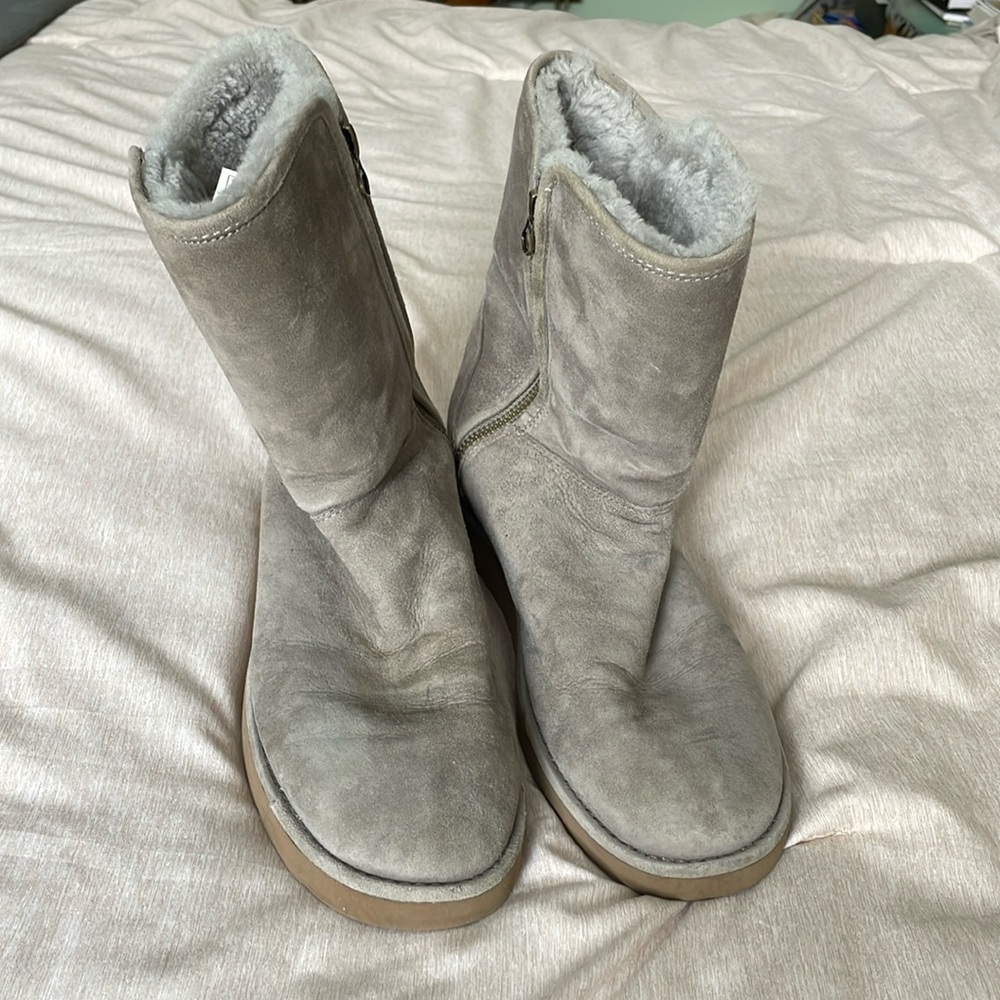 UGG light gray, zip-up Boot, Size 9
